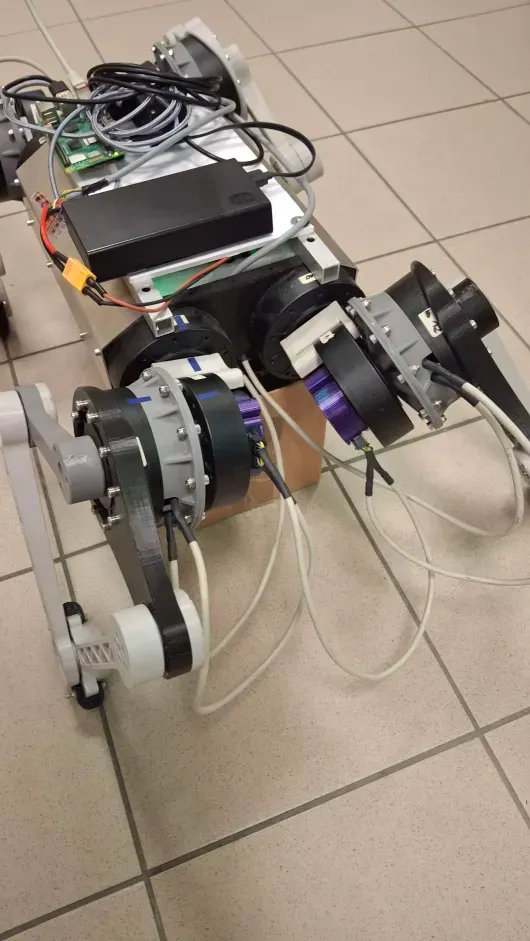 Zbliżenie na aktuatory bezpośrednie i okablowanie prototypu WO1